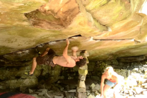 David Mason boulders the sweet roof Aqua-Planning in the forest of Fontainebleau.